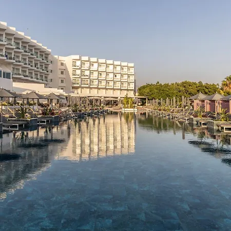 Cali & Designed For Adults By Louis Hotel 5*